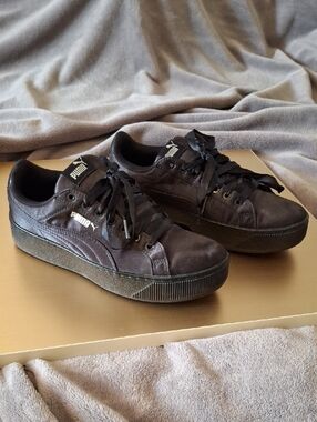 Puma Women's Black Silk. Low-Top Platform Sneakers